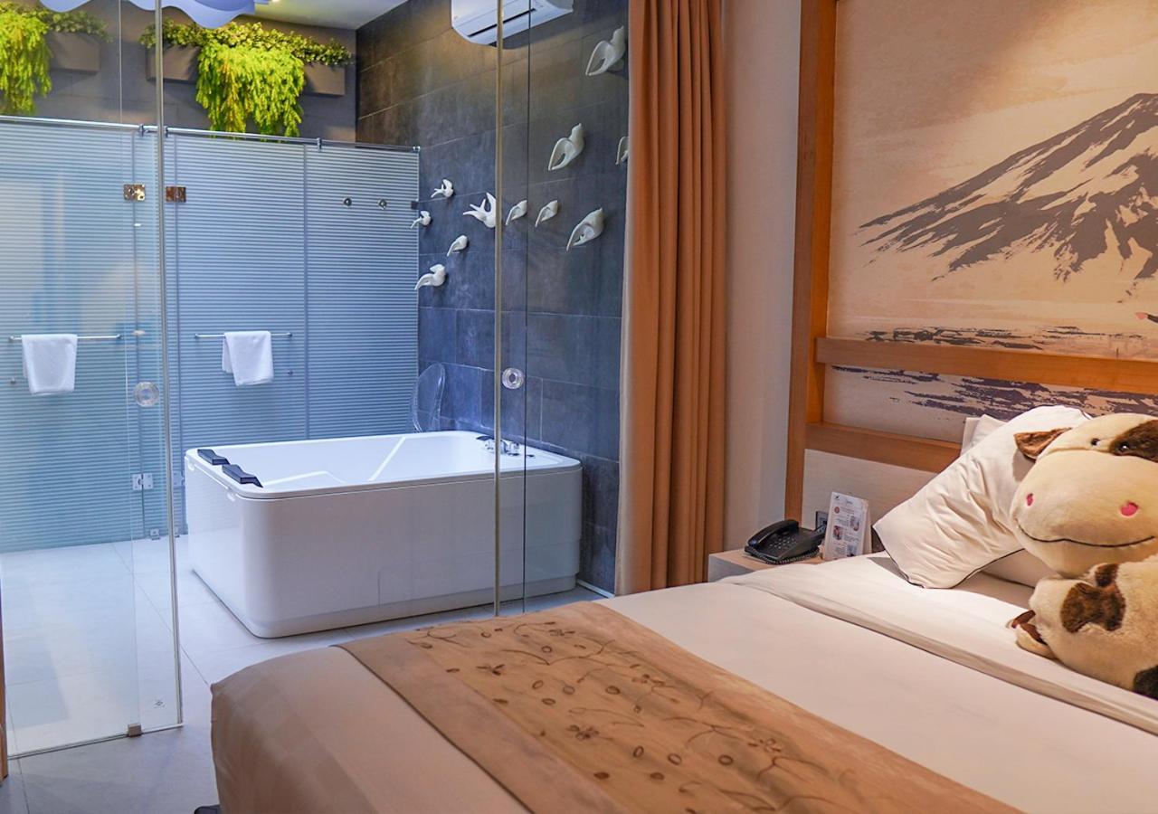 Verse Luxe Wahid Hasyim Hotel