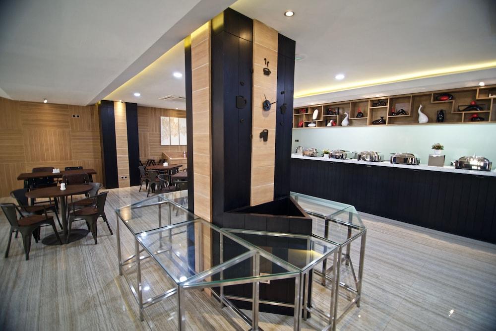 Hotel Verse Luxe Wahid Hasyim