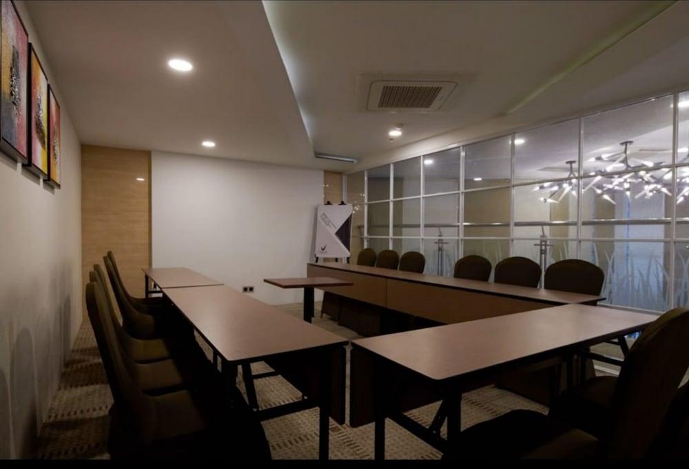 Verse Luxe Wahid Hasyim 3*
