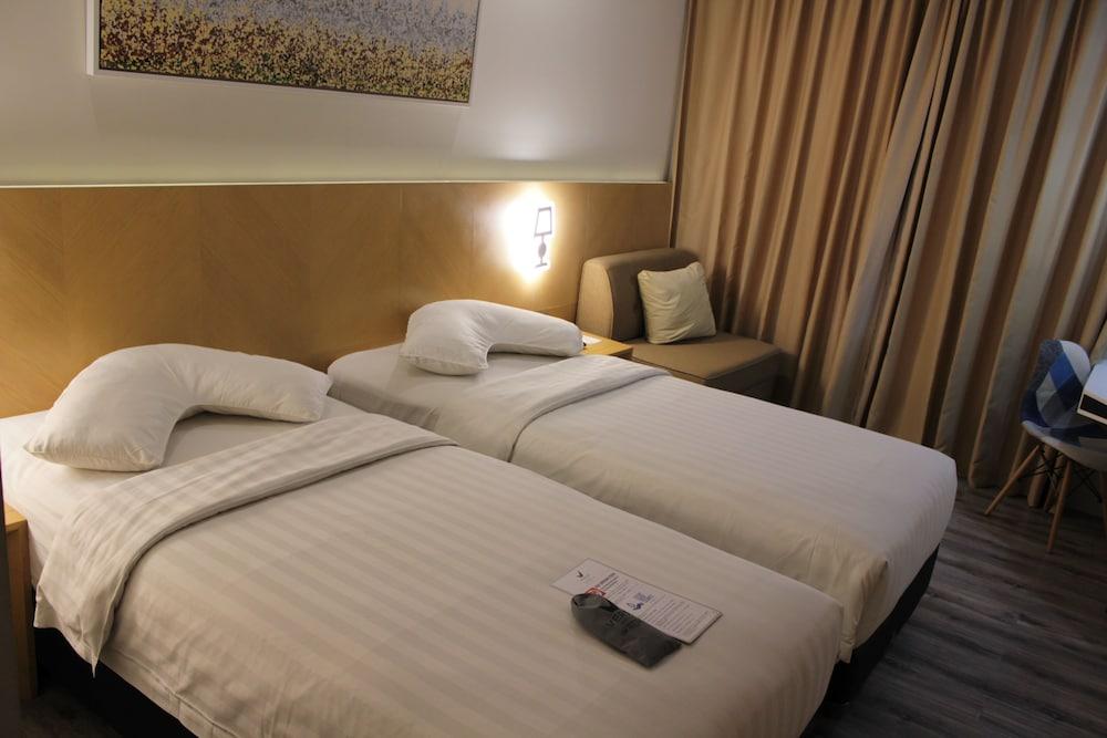 Verse Luxe Wahid Hasyim Hotel 3*
