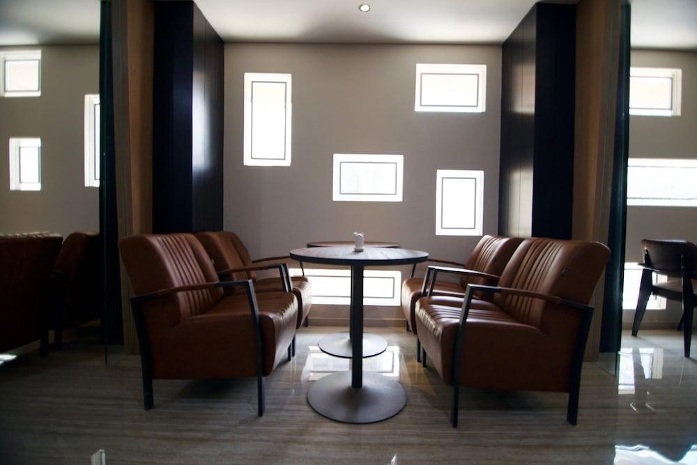 Verse Luxe Wahid Hasyim 3*